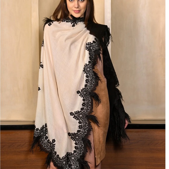 Maneesha Ruia Black & Ivory Cashmere Scarf Trimmed in Lace & Ostrich FeathersNWT - Picture 4 of 6